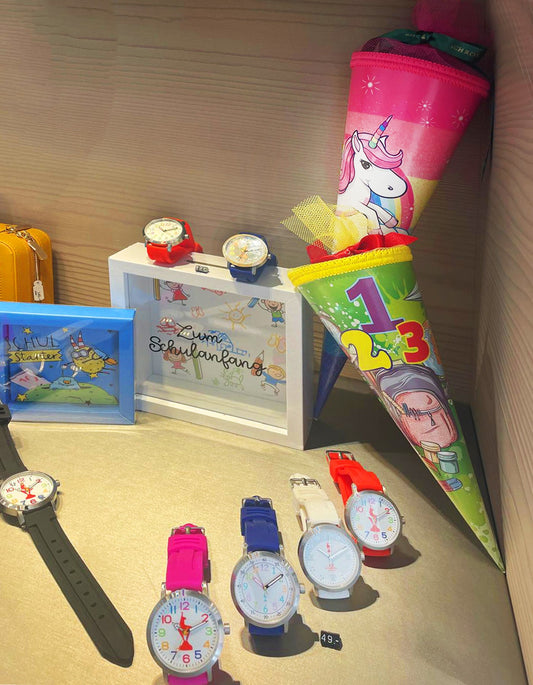 ©Schroll - Im Schaufenster vom Juwelier Schroll entdeckt man die bunten KB Kinderuhren