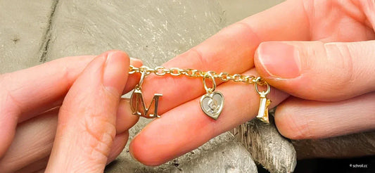 Kette mit Buchstaben, Engel aus Gold von Juwelier Tirol in Kitzbühel