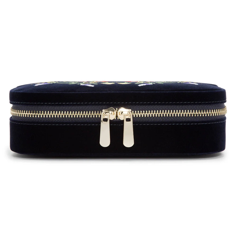 High-End Schmuck Reiseetui Zip Indigo – exklusive Leder-Schmuckbox, perfekter Schutz für wertvollen Schmuck auf Reisen, edles und stilvolles Design, erhältlich bei Juwelier und Goldschmied Schroll in Kitzbühel Tirol oder online.