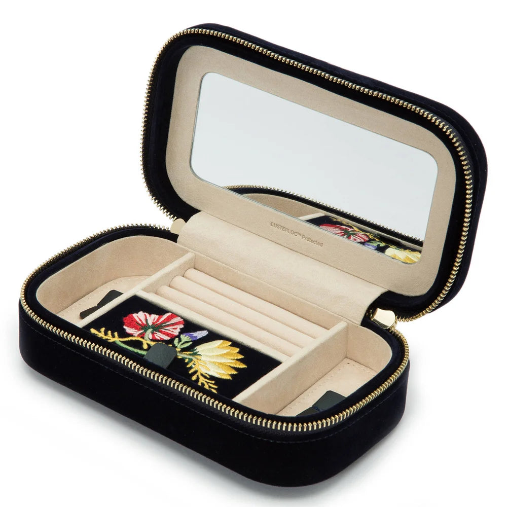 Premium Schmucketui Zip Indigo – Luxus-Schmuckaufbewahrung, handgefertigte Qualität, elegantes Etui für hochwertigen Schmuck, exklusives Geschenk für Damen, erhältlich bei Juwelier und Goldschmied Schroll in Kitzbühel Tirol oder online.