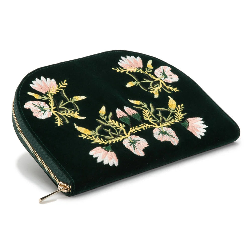 Premium Zoe Schmucketui Zip Waldgrün – luxuriöses Lederetui, stilvolle und praktische Schmuckorganisation, elegantes Must-have für jede Reise, erhältlich bei Juwelier und Goldschmied Schroll in Kitzbühel Tirol oder online.