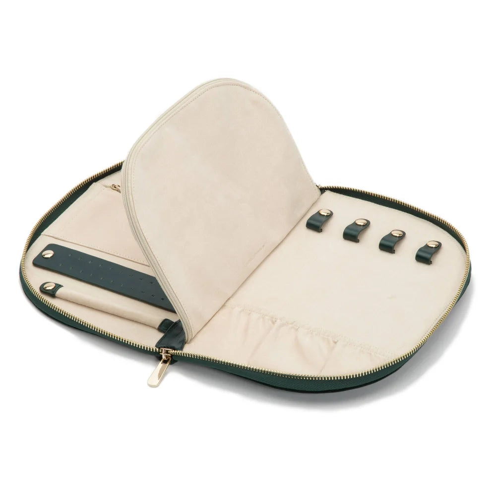 Luxus-Schmucketui Zoe Zip Waldgrün – feinstes Leder, sichere und elegante Aufbewahrung für Schmuck unterwegs, stilvolles und kompaktes Design, erhältlich bei Juwelier und Goldschmied Schroll in Kitzbühel Tirol oder online.