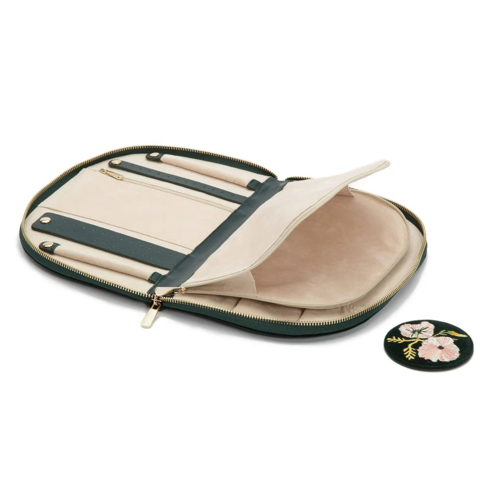 Exklusives Zoe Schmucketui Zip Waldgrün – Premium-Schmucketui, edle Verarbeitung, praktischer Reißverschluss, perfektes Reiseaccessoire für anspruchsvolle Schmuckliebhaberinnen, erhältlich bei Juwelier und Goldschmied Schroll in Kitzbühel Tirol oder online.
