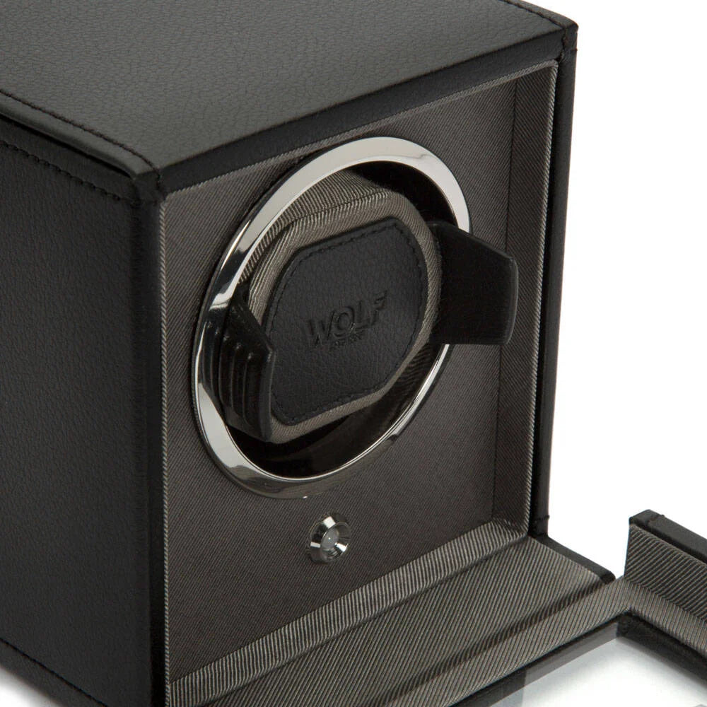 Exklusiver CUB Single Uhrenbeweger Schwarz – Premium-Uhrenzubehör, edle Verarbeitung, elegante Abdeckung, optimale Pflege und Präsentation für Ihre Luxusuhren, erhältlich bei Juwelier und Goldschmied Schroll in Kitzbühel Tirol oder online.