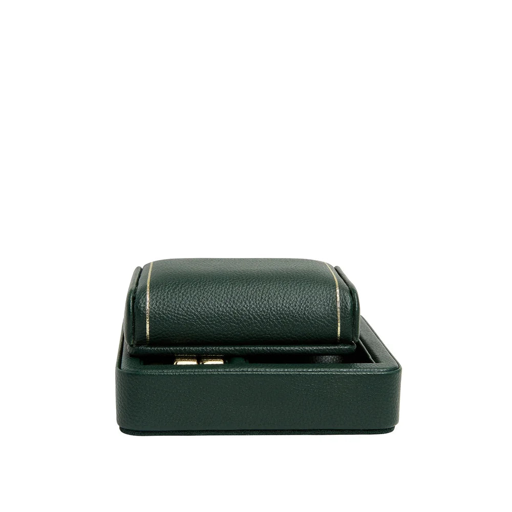 Exklusiver British Racing Reise-Uhrenständer Grün – luxuriöser Uhrenhalter für Einzeluhren, feinstes Material, stilvolles Sammler-Accessoire, ideales Geschenk für Uhrenliebhaberinnen und Uhrenliebhaber, erhältlich bei Juwelier und Goldschmied Schroll in Kitzbühel Tirol oder online.