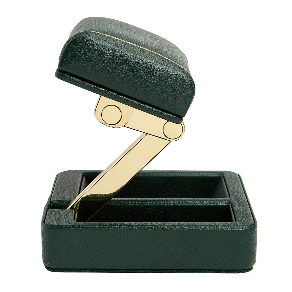 Luxus-Reise-Uhrenständer British Racing Single Grün – stilvolles Accessoire für hochwertige Uhren, exklusive Verarbeitung, perfektes Präsent für Uhrenkennerinnen und Uhrenkenner, erhältlich bei Juwelier und Goldschmied Schroll in Kitzbühel Tirol oder online.