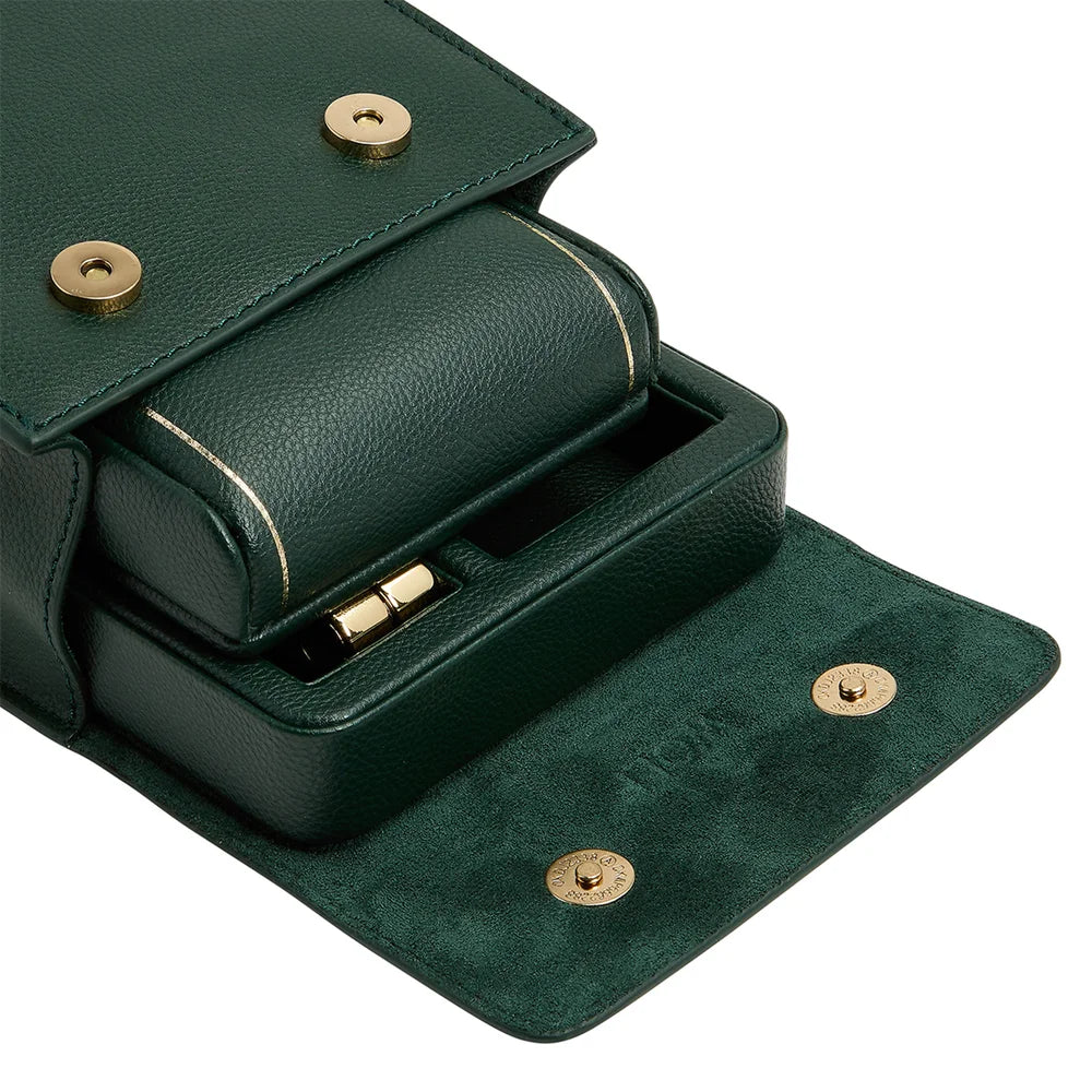 British Racing Single Uhrenständer Grün – edles Reise-Accessoire für Luxusuhren, feine Handwerkskunst, perfekte Kombination aus Funktionalität und Ästhetik, erhältlich bei Juwelier und Goldschmied Schroll in Kitzbühel Tirol oder online.