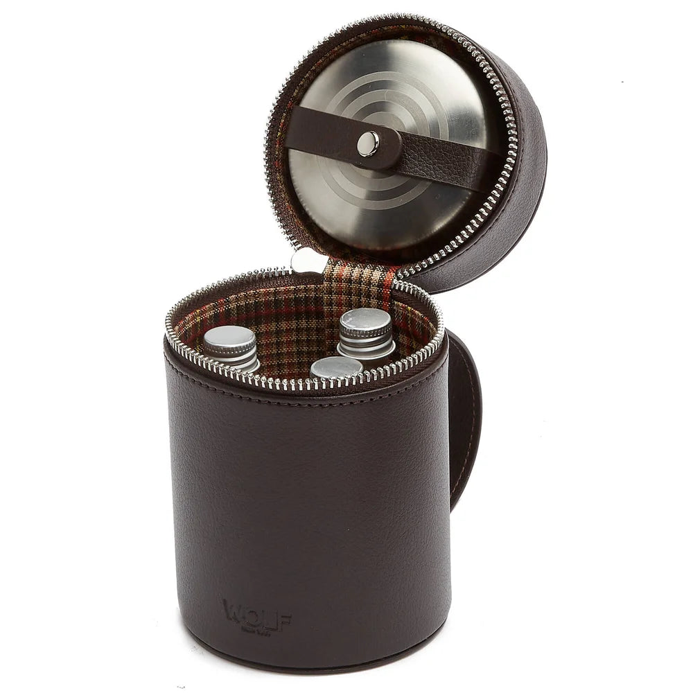 WOLF x WM Cocktailbecher Negroni Set mit Tasche in Braun – exklusives Luxus-Geschenk, handgefertigte Premium-Cocktailbecher aus edlen Materialien, elegante Ledertragetasche, stilvolles Präsent für anspruchsvolle Genießer, erhältlich bei Juwelier und Goldschmied Schroll in Kitzbühel Tirol oder online.
