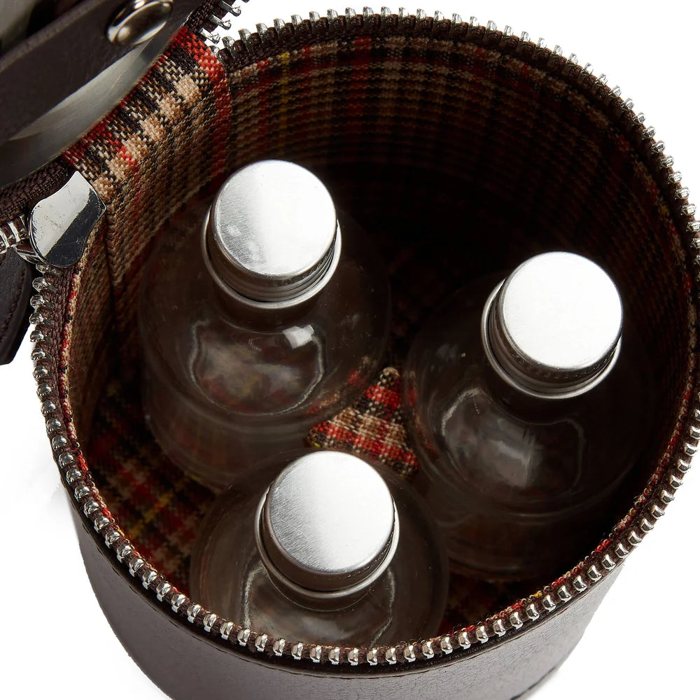 Exklusives WOLF x WM Negroni Cocktailbecher-Set Braun – High-End Baraccessoire, luxuriöse Verarbeitung, feinstes Lederetui, perfektes Geschenk für Connaisseurs und Sammler, erhältlich bei Juwelier und Goldschmied Schroll in Kitzbühel Tirol oder online.