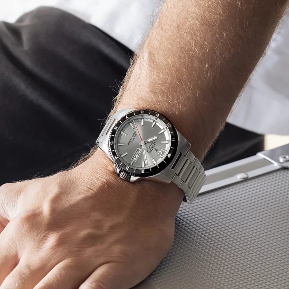 Festina Herrenarmbanduhr F20698/1 – Graues Titanarmband, großes kontrastreiches Zifferblatt mit klaren Zeigern, erhältlich bei Juwelier Schroll
