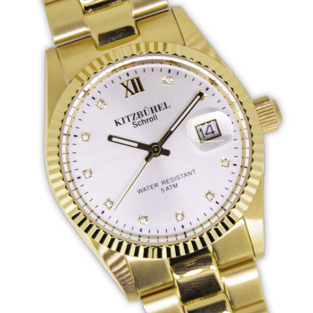Zeitlose Edelstahluhr mit 36 mm Durchmesser, weißem Zifferblatt und elegantem „Kitzbühel“-Schriftzug. Erhältlich in Silber, Gold und Rotgold, mit robustem Edelstahlarmband und 5 ATM Wasserdichtigkeit – ein stilvolles Accessoire für jeden Anlass.
