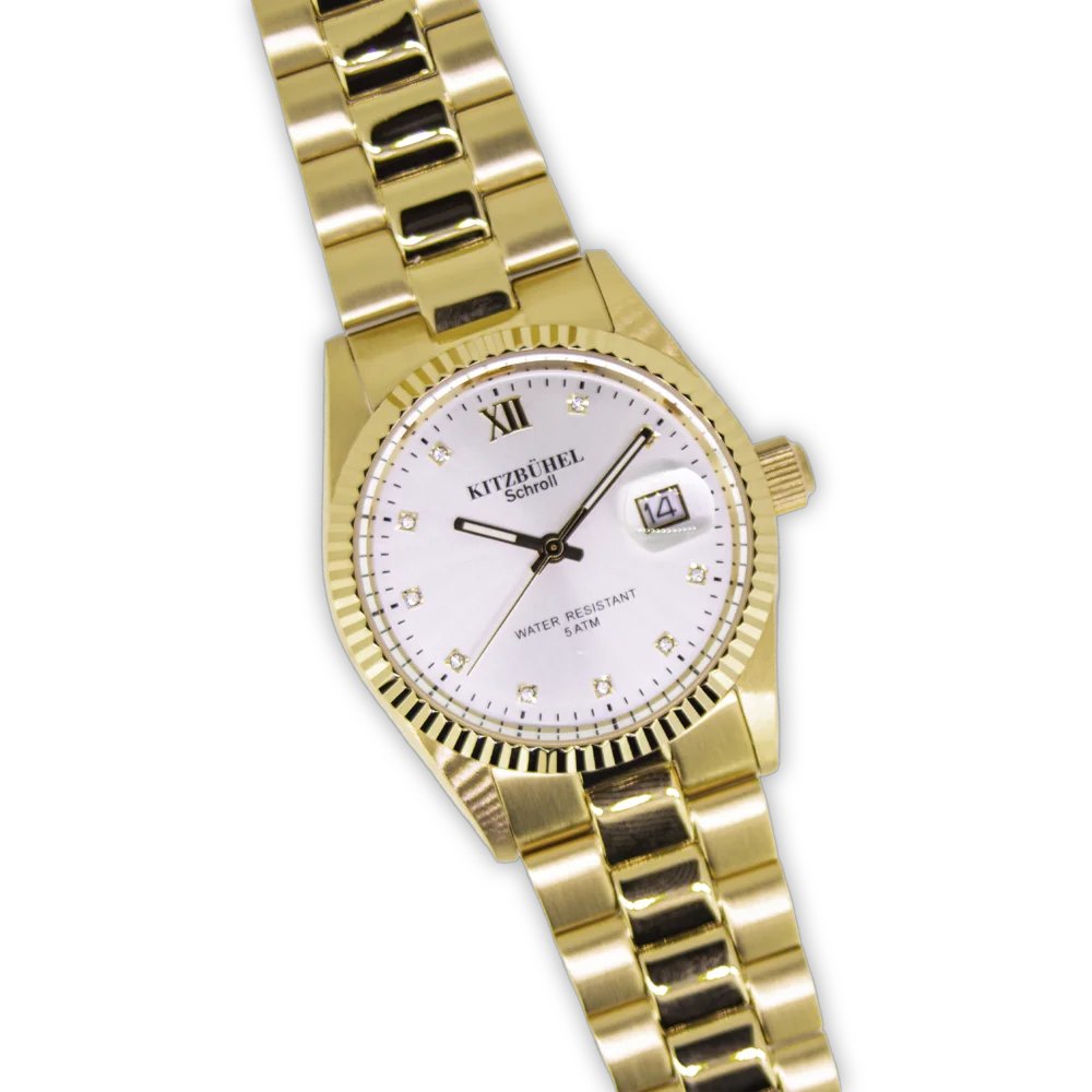 Zeitlose Edelstahluhr mit 36 mm Durchmesser, weißem Zifferblatt und elegantem „Kitzbühel“-Schriftzug. Erhältlich in Silber, Gold und Rotgold, mit robustem Edelstahlarmband und 5 ATM Wasserdichtigkeit – ein stilvolles Accessoire für jeden Anlass.