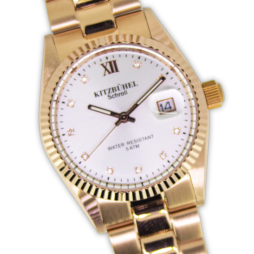 Zeitlose Edelstahluhr mit 36 mm Durchmesser, weißem Zifferblatt und elegantem „Kitzbühel“-Schriftzug. Erhältlich in Silber, Gold und Rotgold, mit robustem Edelstahlarmband und 5 ATM Wasserdichtigkeit – ein stilvolles Accessoire für jeden Anlass.