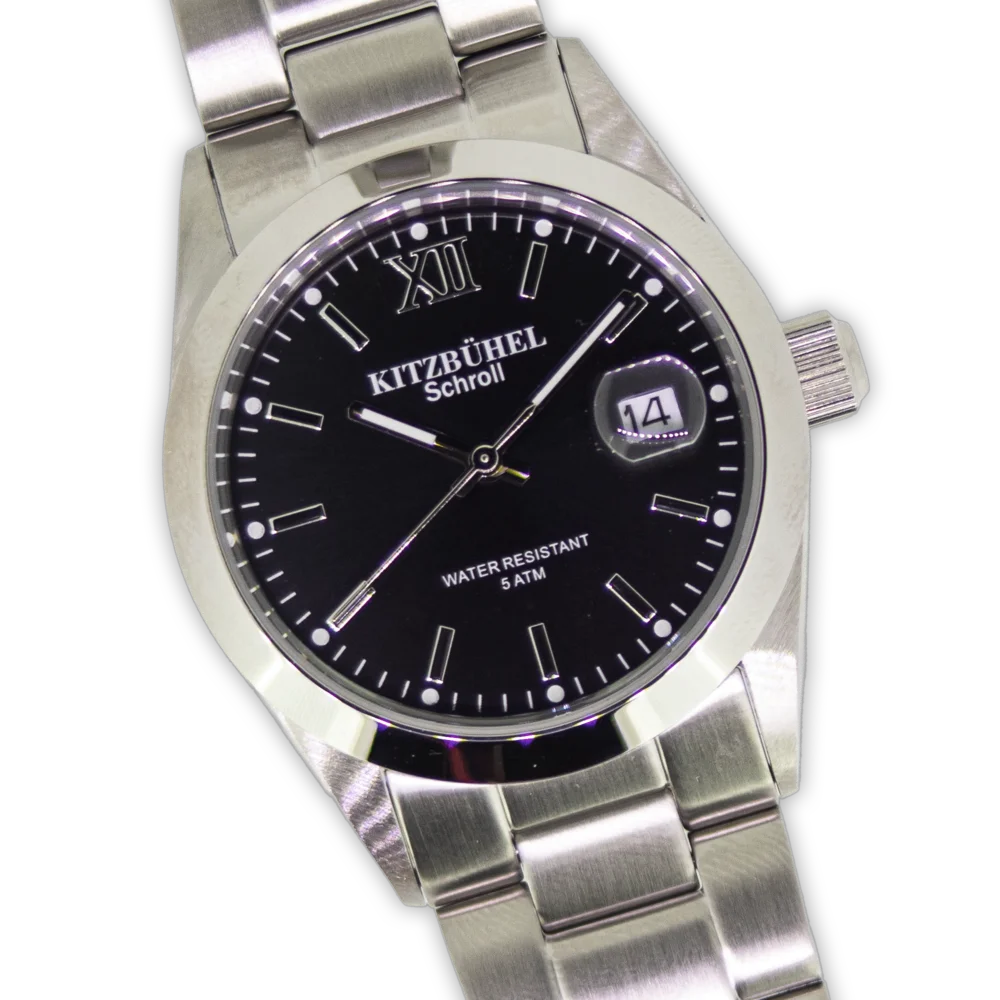Zeitlose Edelstahluhr mit 35 mm Durchmesser, wahlweise schwarzes, silbernes oder roséfarbenes Zifferblatt mit „Kitzbühel“-Schriftzug. Mattiertes Edelstahlgehäuse und -armband, 5 ATM wasserdicht – elegantes Accessoire für jeden Anlass.
