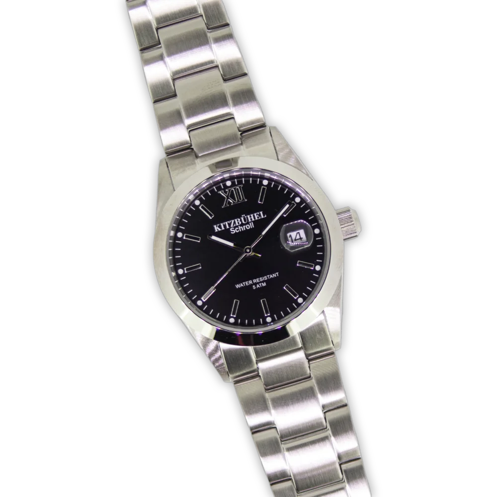 Zeitlose Edelstahluhr mit 35 mm Durchmesser, wahlweise schwarzes, silbernes oder roséfarbenes Zifferblatt mit „Kitzbühel“-Schriftzug. Mattiertes Edelstahlgehäuse und -armband, 5 ATM wasserdicht – elegantes Accessoire für jeden Anlass.