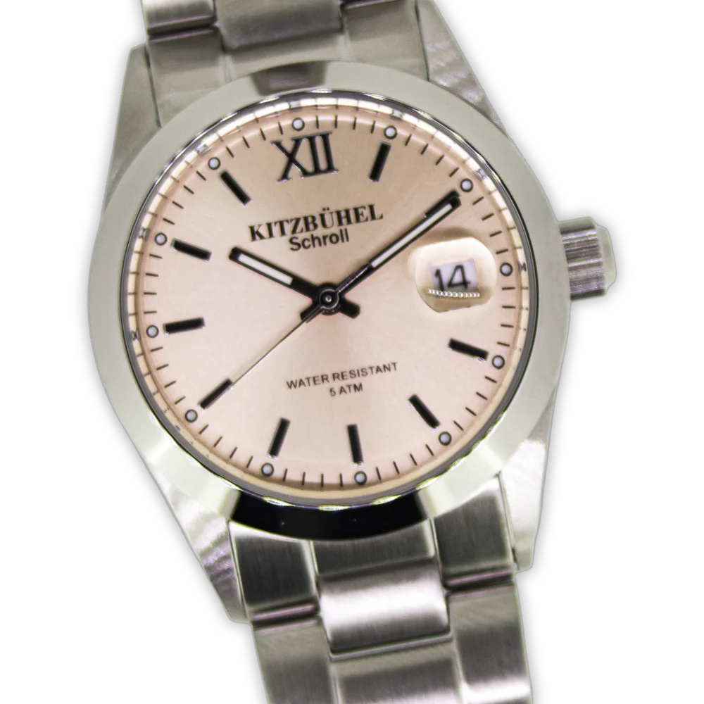 Zeitlose Edelstahluhr mit 35 mm Durchmesser, wahlweise schwarzes, silbernes oder roséfarbenes Zifferblatt mit „Kitzbühel“-Schriftzug. Mattiertes Edelstahlgehäuse und -armband, 5 ATM wasserdicht – elegantes Accessoire für jeden Anlass.