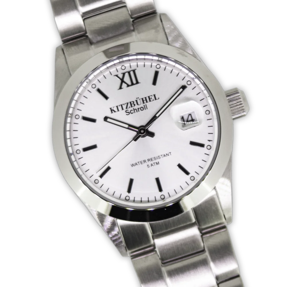 Zeitlose Edelstahluhr mit 35 mm Durchmesser, wahlweise schwarzes, silbernes oder roséfarbenes Zifferblatt mit „Kitzbühel“-Schriftzug. Mattiertes Edelstahlgehäuse und -armband, 5 ATM wasserdicht – elegantes Accessoire für jeden Anlass.