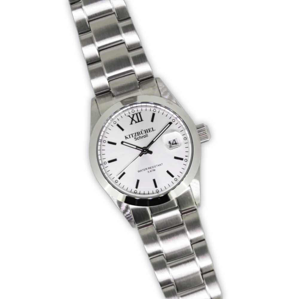 Zeitlose Edelstahluhr mit 35 mm Durchmesser, wahlweise schwarzes, silbernes oder roséfarbenes Zifferblatt mit „Kitzbühel“-Schriftzug. Mattiertes Edelstahlgehäuse und -armband, 5 ATM wasserdicht – elegantes Accessoire für jeden Anlass.