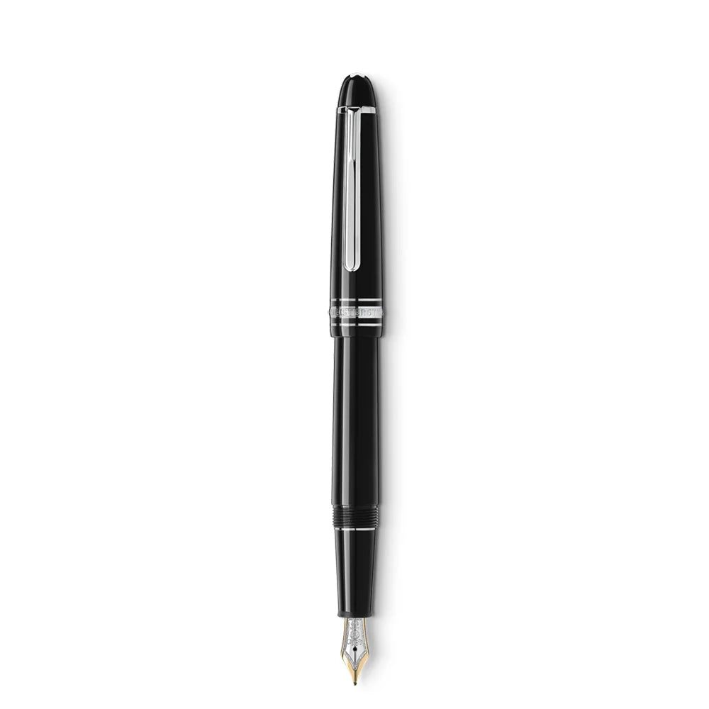 Montblanc Meisterstück Kitzbühel Platinum-Coated Classique Füllfeder mit Kitzbühel Gravur – Gesamtansicht mit tiefschwarzem Edelharz und platinbeschichteten Elementen vor Alpenkulisse