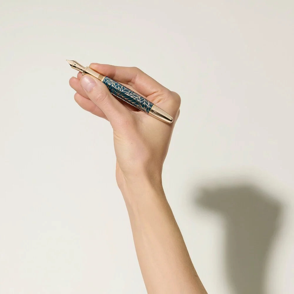 Montblanc Romeo & Juliet Solitaire Füllfederhalter Produktaufnahme türkiser Farbverlauf vergoldete Details und ikonisches Montblanc Design für exklusive Schreibkultur in Kitzbühel Tirol