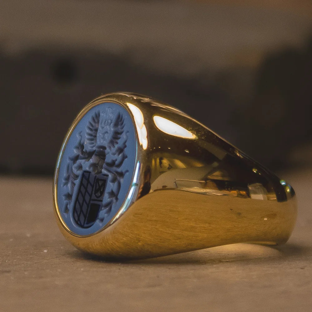 Siegelringe aus 750er Gold mit Lapis Lazuli, Carneol oder Lagenstein – Individuelle Auftragsanfertigung, hochwertige Gravur und exzellente Goldschmiedearbeit bei Juwelier Schroll, zertifizierter Goldschmied in Tirol.