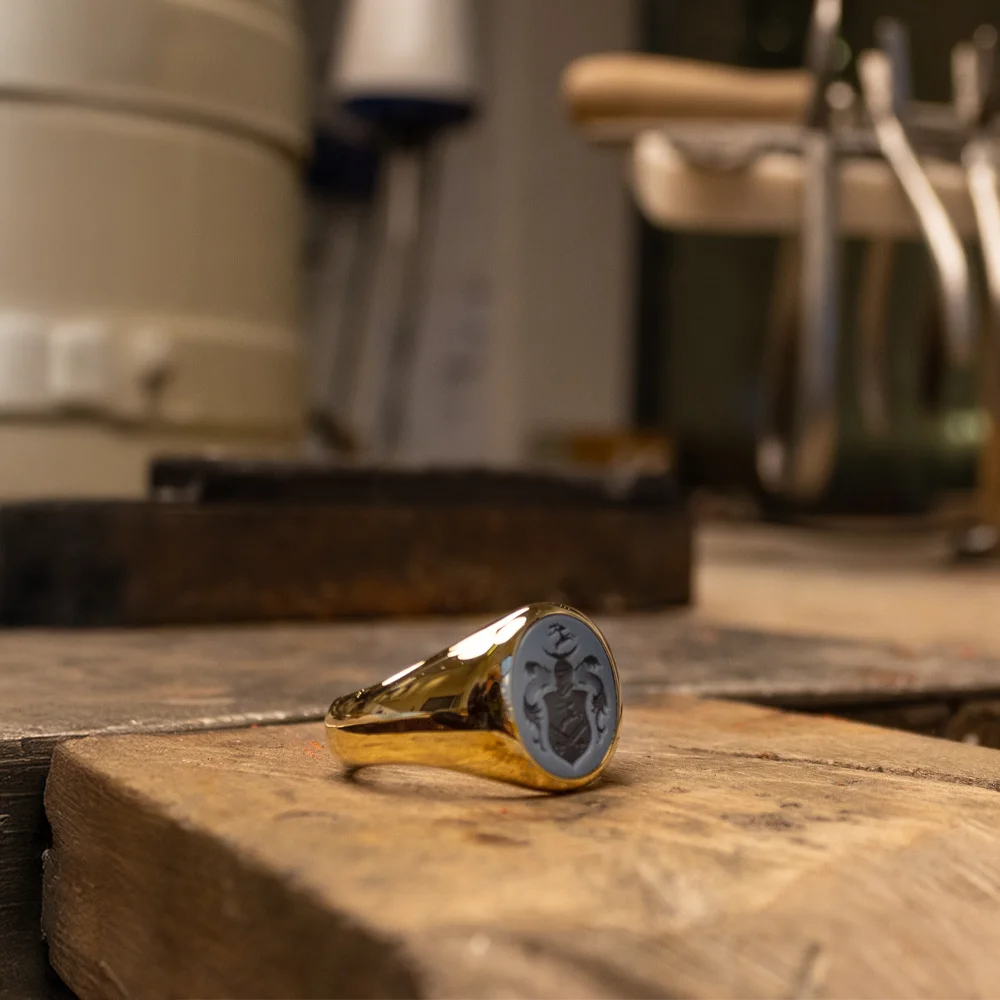 Individuelle Siegelring-Anfertigung aus 750er Gold mit Lapis Lazuli, Carneol oder Lagenstein – Maßgefertigte Unikate, exklusive Gravuren und erstklassige Goldschmiedekunst bei Ihrem zertifizierten Juwelier und Goldschmied in Tirol, Juwelier Schroll in Kitzbühel.
