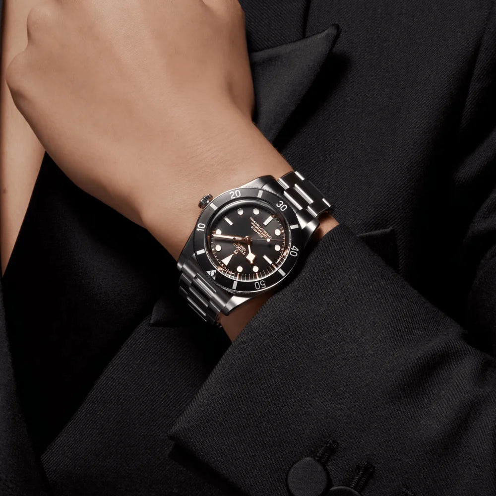 Tudor Black Bay 54 – Schweizer High-End Taucheruhr mit schwarzem Zifferblatt, Automatikwerk, verschraubter Krone, Edelstahlarmband und zusätzlichem Textilband, jetzt mit exklusiver Beratung im Uhrengeschäft Schroll Tirol – begehrte Luxus-Armbanduhr für Kenner