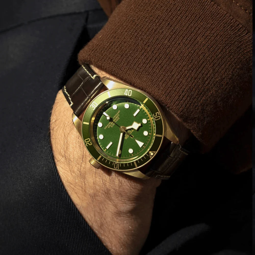 Exklusive Tudor Black Bay 58 18K Automatik – 18 Karat Goldgehäuse, grünes Zifferblatt, Lederarmband und zusätzliches Textilband, Schweizer Luxus-Automatik für höchste Ansprüche, im Uhrengeschäft Schroll Tirol mit persönlicher Beratung entdecken – ideale Geschenkidee für Genießer