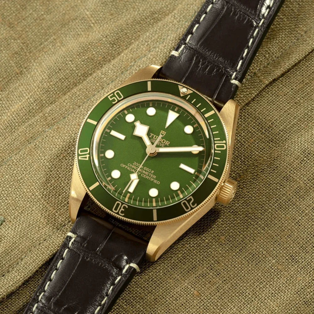 Tudor Black Bay 58 18K – Schweizer Premium Herrenuhr aus 18 Karat Gold mit grünem Zifferblatt, Automatikwerk, Lederarmband und zusätzlichem Textilband, jetzt mit exklusiver Beratung im Uhrengeschäft Schroll Tirol – eine stilvolle Geschenkidee für besondere Anlässe