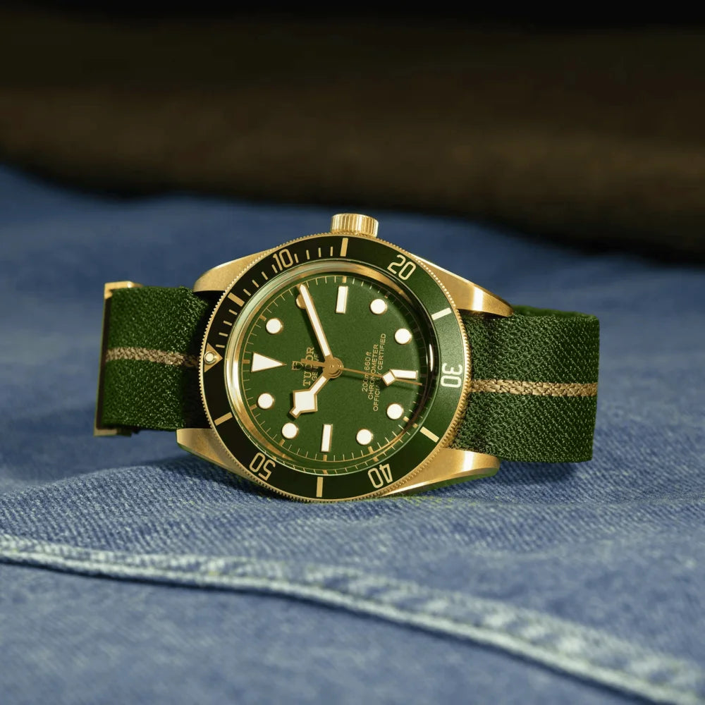 Luxuriöse Tudor Black Bay 58 18K Automatik – High-End Schweizer Taucheruhr aus massivem 18 Karat Gold mit grünem Zifferblatt, exklusivem Lederarmband und zusätzlichem Armband, im Uhrengeschäft Schroll Tirol inklusive individueller Fachberatung kaufen – perfekt als exklusives Geschenk