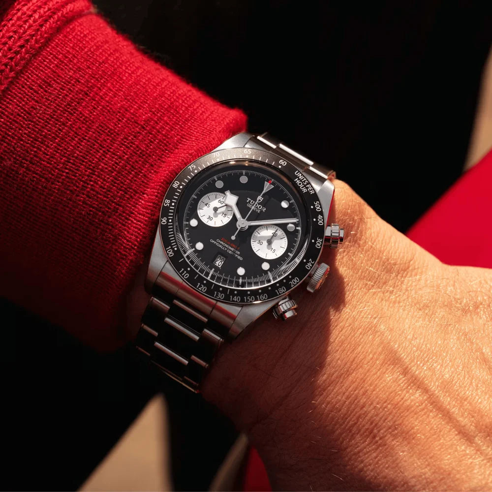 Tudor Black Bay Chrono – Schweizer Chronograph Herrenuhr mit markantem schwarzem Zifferblatt, Automatikwerk, Saphirglas und verschraubter Krone, perfekt für Sammler und Liebhaber exklusiver Sportuhren, im Juwelier Schroll Tirol Online Shop verfügbar