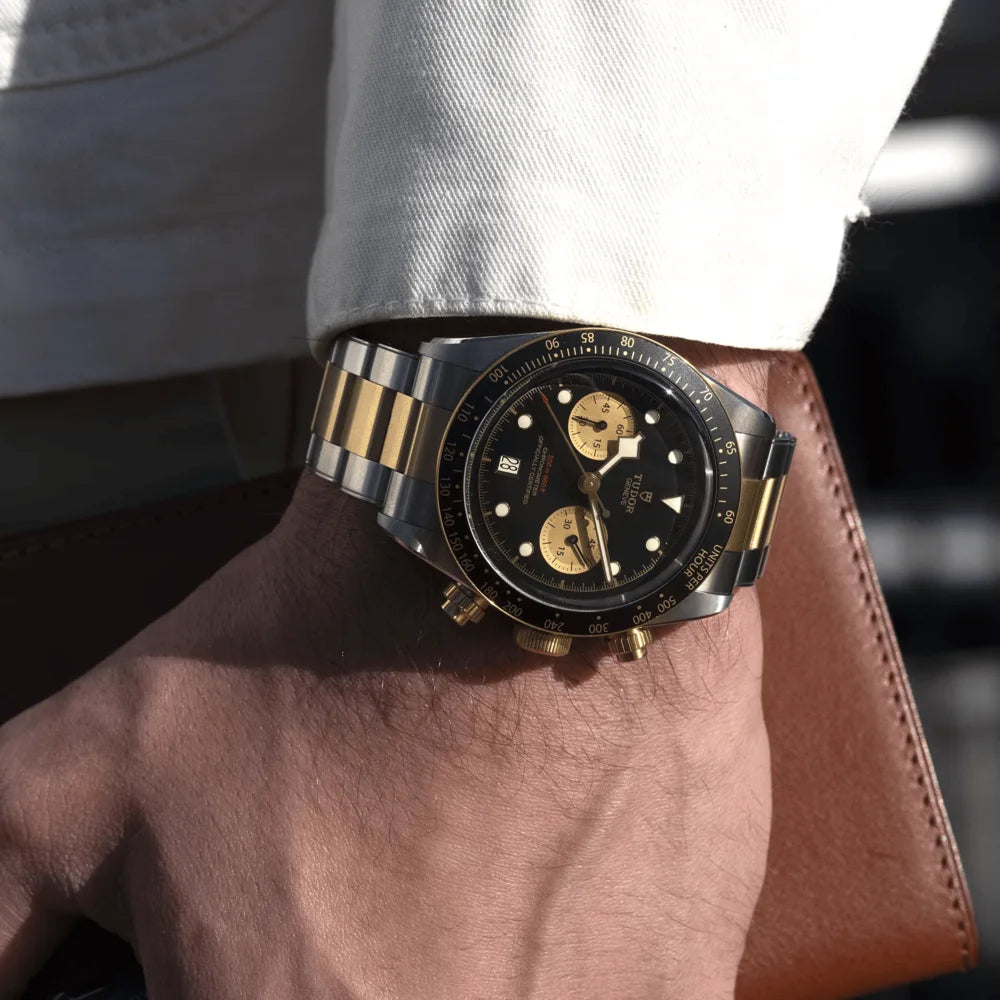 Tudor Black Bay Chrono S&G – Schweizer Luxuschronograph mit Edelstahl-Gold-Armband und schwarzem Zifferblatt, ideal für anspruchsvolle Uhrenliebhaber, im Juwelier Schroll Tirol Online Shop verfügbar