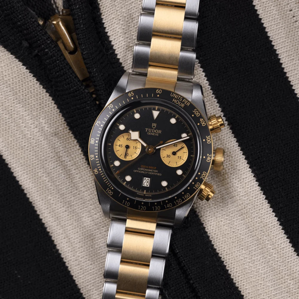 Luxuriöse Tudor Black Bay Chrono S&G Automatik – Premium Herrenuhr mit schwarzem Zifferblatt, Edelstahl-Gold-Band und Chronographenfunktion, jetzt im Juwelier Schroll Tirol Online Shop kaufen