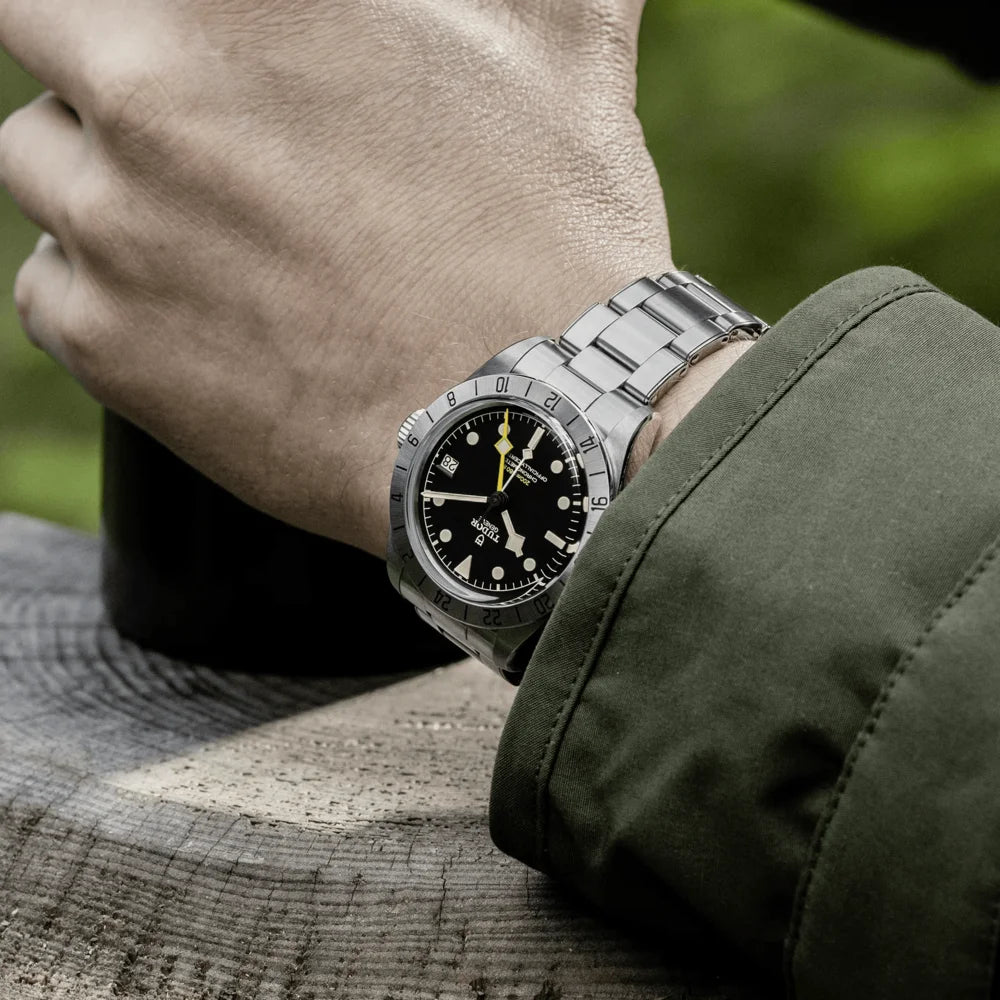 Premium Tudor Black Bay Pro – Schweizer Luxus-GMT Herrenuhr mit schwarzem Zifferblatt, Automatikwerk, Edelstahlband und exklusiver Ausstattung, im Uhrengeschäft Schroll Tirol mit umfassender Beratung erhältlich