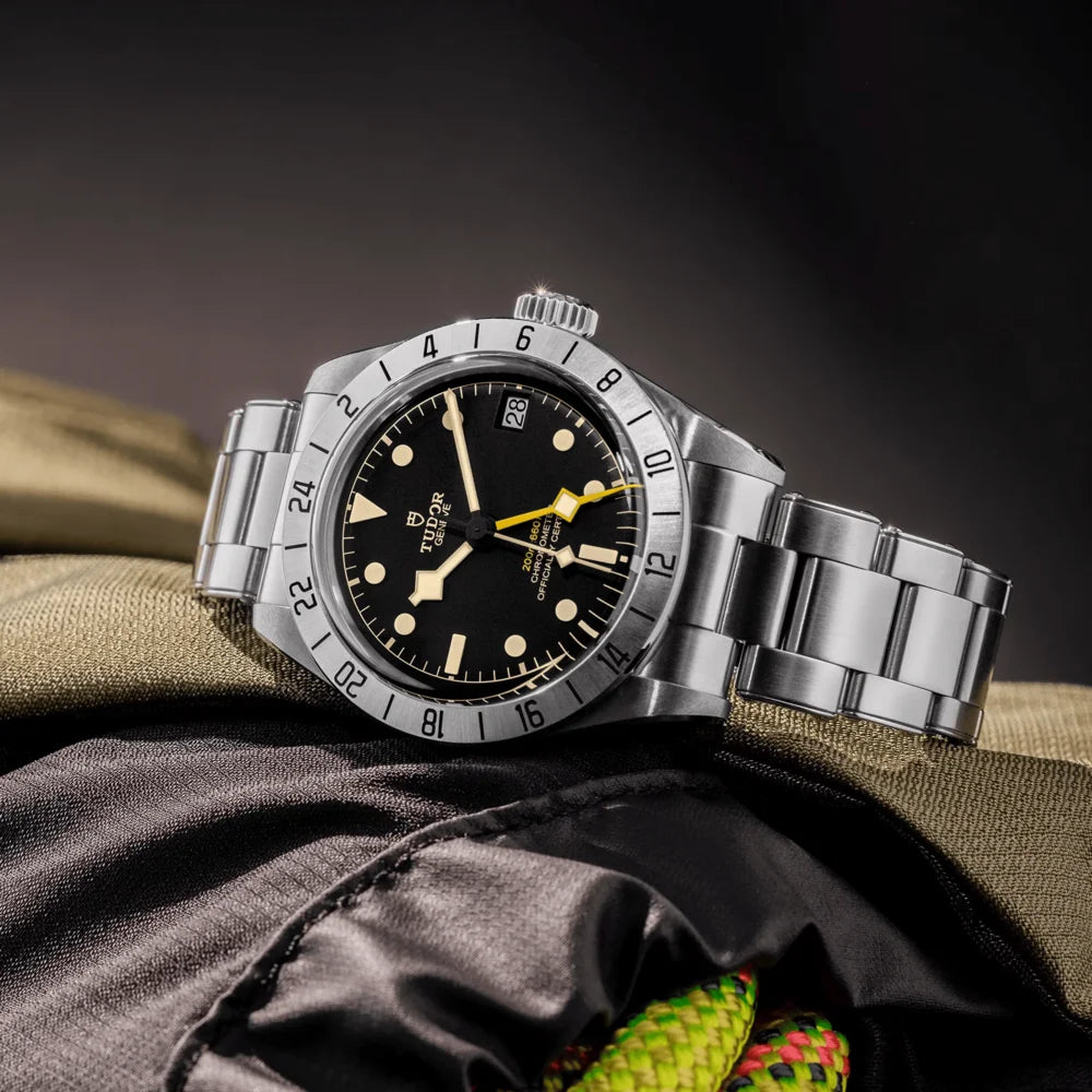 Tudor Black Bay Pro – Schweizer High-End Herrenuhr mit schwarzem Zifferblatt, Automatikwerk, Edelstahlarmband und GMT-Funktion, jetzt mit exklusiver Beratung im Uhrengeschäft Schroll Tirol verfügbar