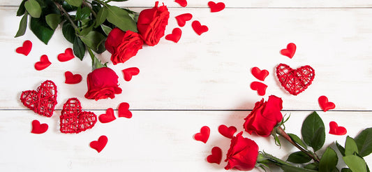 Rosenblätter und Rosen als stilvolle Dekoration für Valentinsgeschenke bei Juwelier Schroll in Kitzbühel