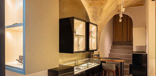 Elegante Einrichtung der Montblanc Boutique Kitzbühel mit stilvollen Vitrinen, hochwertigen Materialien und harmonischer Beleuchtung, die exklusive Schreibgeräte und Accessoires in einem luxuriösen Ambiente präsentiert.