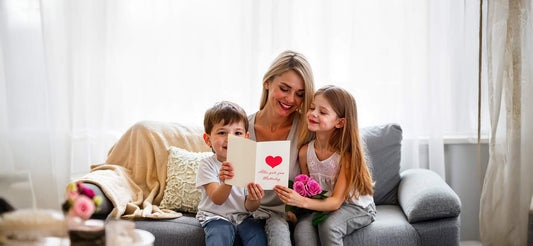 Frau mit 2 Kinder am Muttertag