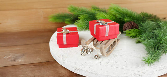 2 rote pakete auf einem Schlitten 