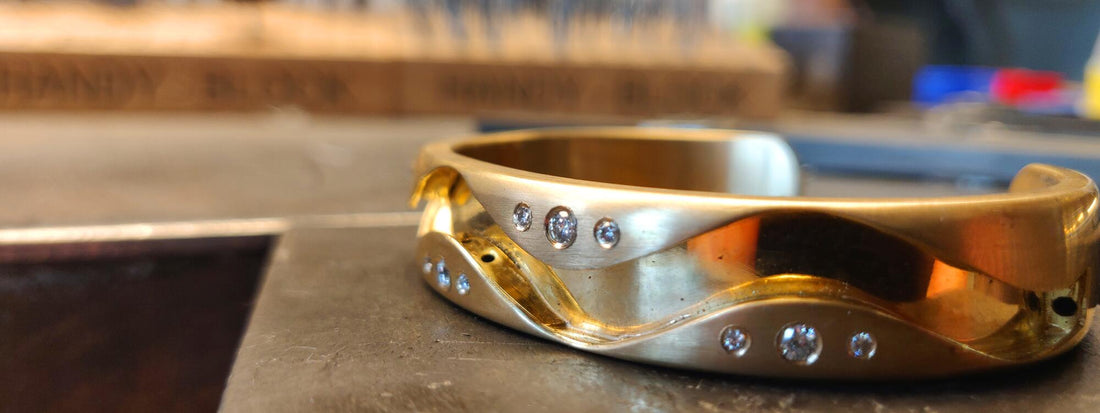 Maßgefertigtes Schmuckstück, gefertigt vom Goldschmied bei Juwelier Schroll in Kitzbühel, detailreiche Schmuckanfertigung in der Werkstatt.