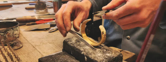 Goldschmiede Schroll bei der Armreif Anfertigung