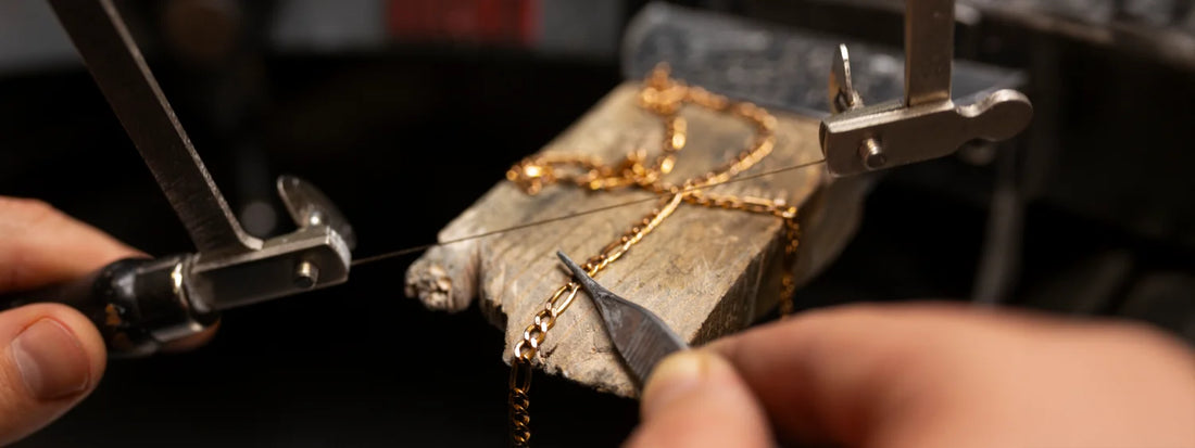 Goldschmied bei der Auftragsarbeit