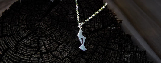 Kitzbühel Gams Anhänger aus Silber – handgefertigtes Unikat mit detailreicher Darstellung einer Gams, inspiriert von der alpinen Tradition und meisterlicher Silberschmiedekunst