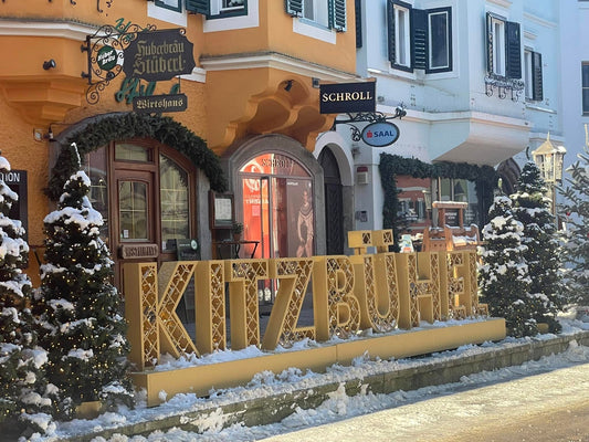 Kitzbühel Schriftzug vor der Montblanc Boutique Kitzbühel