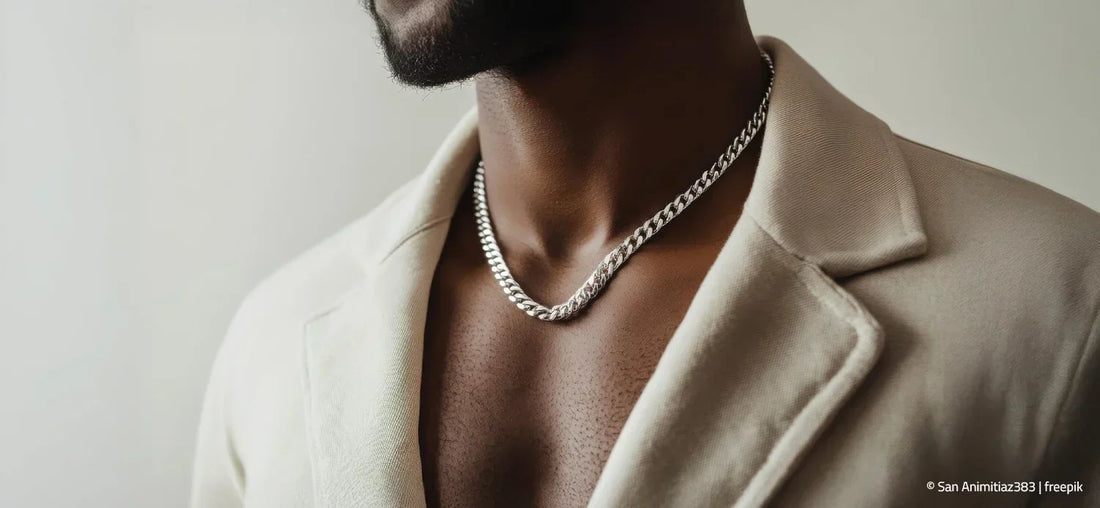 Mann mit Panzerkette und weißem Mantel