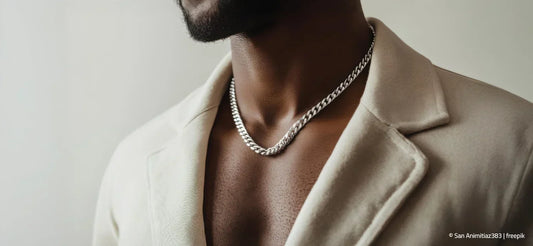 Mann mit Panzerkette und weißem Mantel