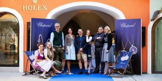 Team der Uhrenexperten von Schroll vor dem Eingang der Juwelier Schroll Boutique in Kitzbühel
