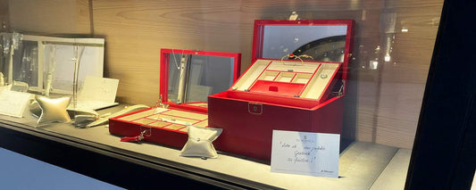 Auslage bei Juwelier Schroll in Kitzbühel, liebevoll dekoriert zum Valentinstag mit edlem Schmuck, funkelnden Ringen, eleganten Colliers und romantischen Geschenkideen – einladende Präsentation in stilvollem Ambiente.