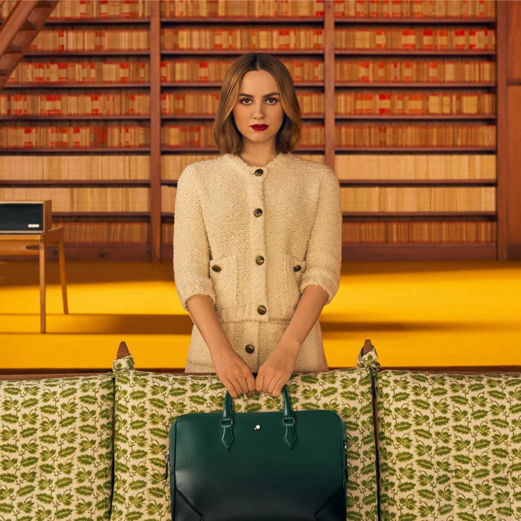 Nahaufnahme der Montblanc Meisterstück Dokumententasche in British Green aus Sfumato-Leder, präsentiert von Maude Apatow – jetzt erhältlich im juwelier-tirol.shop.