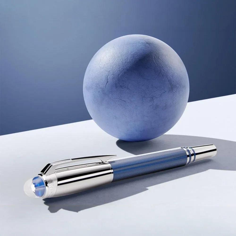 StarWalker Blue Planet Metal Doué Fineliner mit blauem Guilloché-Metallschaft und polierter Platinoberfläche in Kitzbühel erhältlich